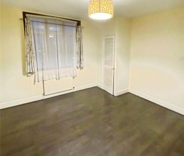 3 bedroom flat to rent - Photo 4