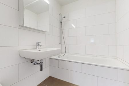 Generous balcony for perfect moments - Photo 5