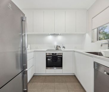 Tasteful two-bedroom upstairs apartment of generous proportions in ... - Photo 6