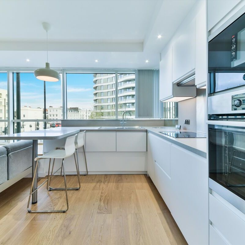 A spacious first-floor apartment in The Panoramic, Pimlico SW1V. - Photo 1