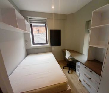 Classic Smaller 2 Bed Apartment - Shared Bathroom - Photo 2