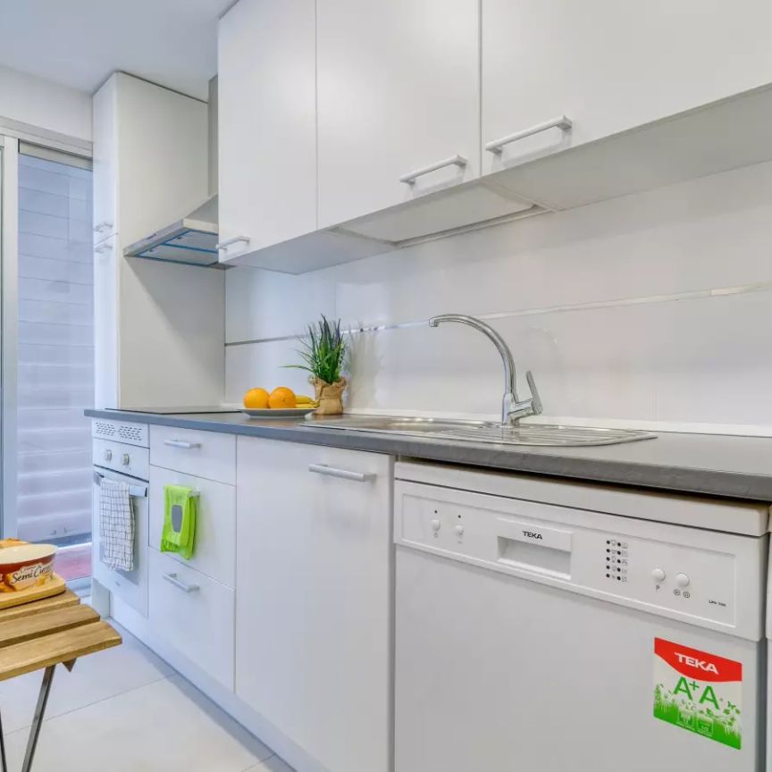 Room in a shared 4-bedroom apartment for rent in Pozuelo de Alarcón, perfect for professionals - Photo 1