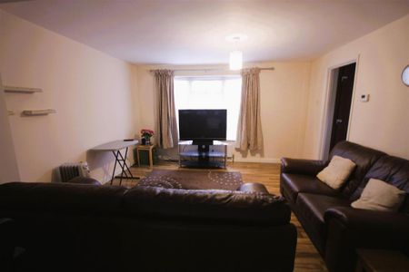 1 bedroom in a house share to rent - Photo 2