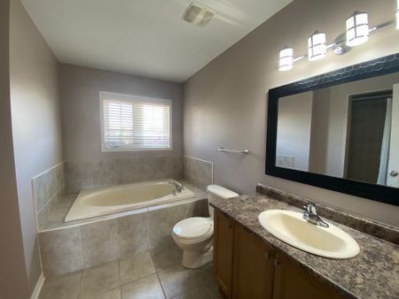 For Lease - 2329 Blue Oak Circle, Oakville, Ontario - Photo 2