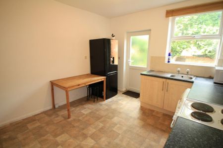 2 bedroom terraced house to rent - Photo 4