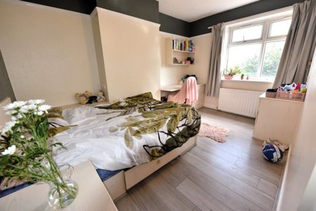 3 bedroom Flat in St Annes Road, Leeds - Photo 4