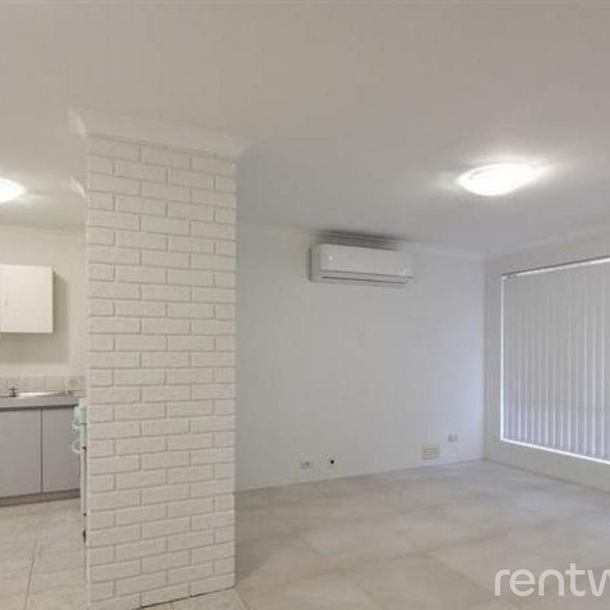 COMFORT, CONVENIENCE & LOCATION! - Photo 1