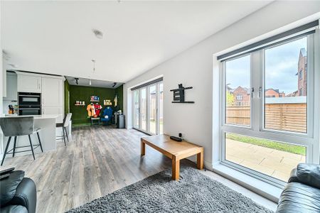 4 bedroom semi-detached house to rent - Photo 3