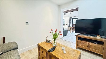 1 bedroom in a house share to rent - Photo 2