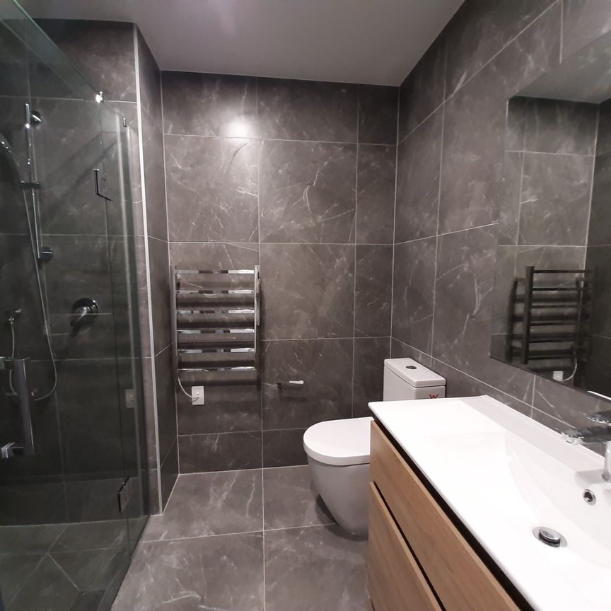 Modern Urban Living 1‑Bedroom Apartment close to St Lukes Westfield - Photo 1