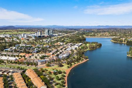 Top-Floor Urban Convenience - Photo 2