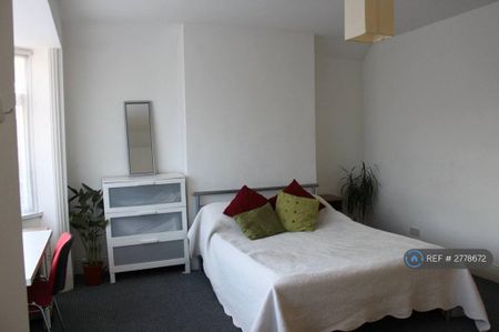 5 bedroom semi-detached house to rent - Photo 2