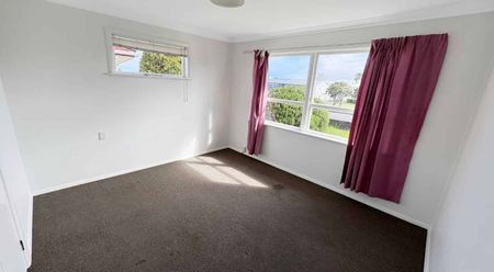 LEVIN - 3 BEDROOM - Photo 3