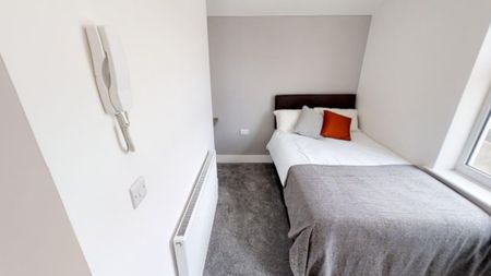 Sociable Home Steps from Tesco & IKEA - Photo 2