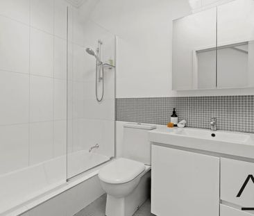 Modern Alexandria terrace maximising light and space - Photo 4