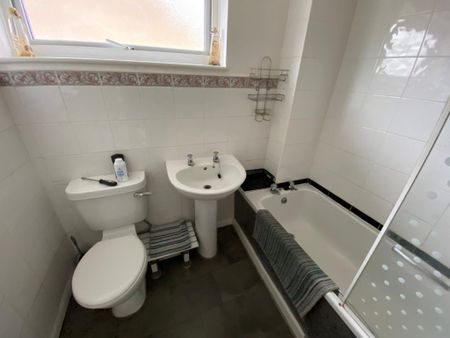 4 bedroom detached house to rent - Photo 2