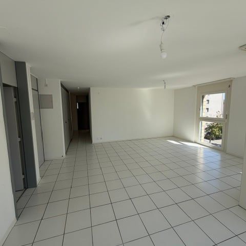 Appartement 4.5 pièces rénové avec balcon à CRESSIER - Foto 1
