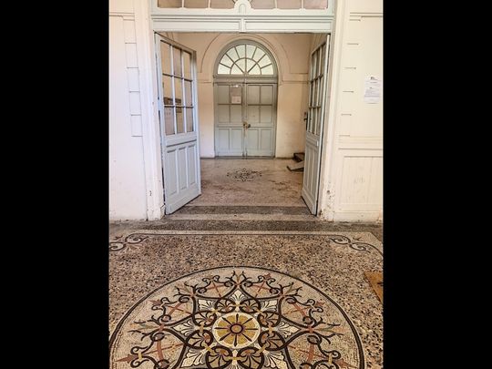 AVIGNON INTRA MUROS: Au coeur du Centre Historique, proche des Halles et de la rue des Lices, appartement lumineux, au calme avec climatisation réversible neuve - Photo 1