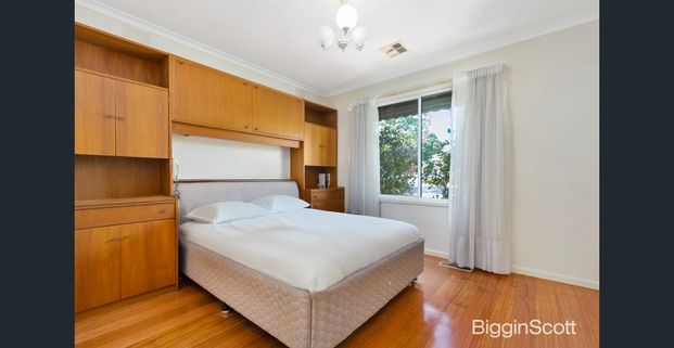 Immaculate Three Bedroom Home in Prime Mount Waverley Location - Photo 1