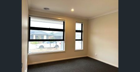 Explore a stunning new family residence in Orana Estate! - Photo 5