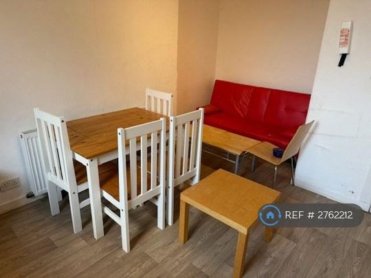 4 bedroom flat to rent - Photo 1
