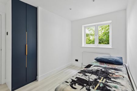 3 Bed Terraced House, St. Pauls Close, W5 - Photo 2