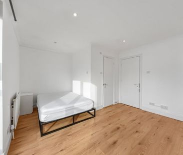 4 bedroom mews to rent - Photo 2
