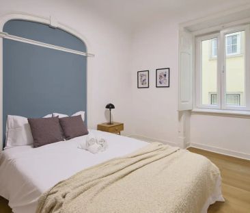 Room in a shared 12-bedroom apartment for rent in Lisbon - Photo 4