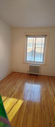 4702 Queen Mary Road - Beautiful 1-bedroom apartment - Photo 3