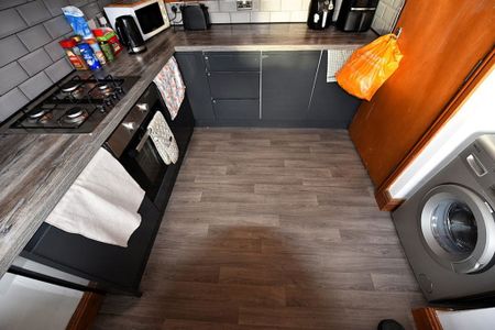 6 bedroom House in Richmond Avenue, Leeds - Photo 5