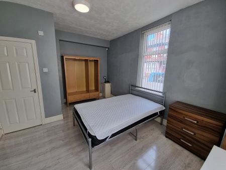 4 bedroom end of terrace house to rent - Photo 4