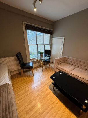 Studio Flat, Bedford Hill, SW12 - Photo 1