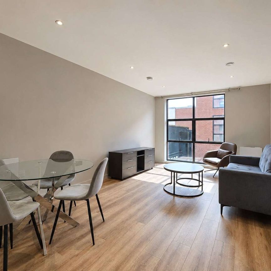 AVAILABLE NOW | ONE BEDROOM APARTMENT | FULLY FURNISHED | JEWELLERY QUARTER LOCATION | CHARACTER DEVELOPMENT - Photo 1