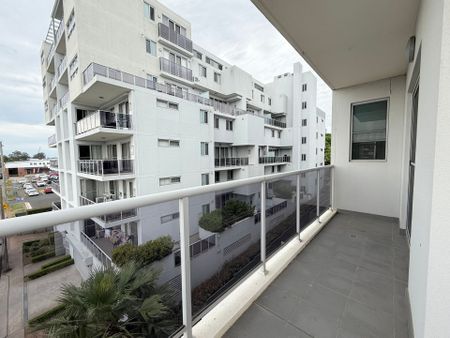 Three Bedroom Unit in Prime Location!! - Photo 2