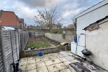 Walton Road, Woking, Surrey, GU21 - Photo 2