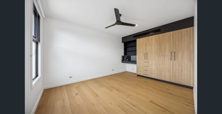 EXECUTIVE LIVING WITH DESIGNER DETAIL - Photo 3