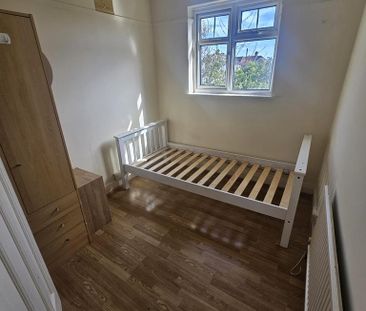 4 bedroom semi-detached house to rent - Photo 2