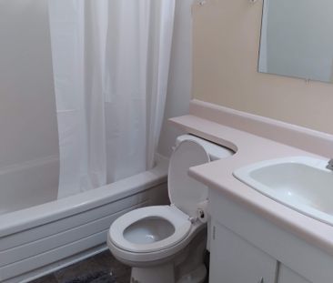 GREAT 3 BED, 1.5 BATH, 2 STOREY TOWNHOUSE W/ AN OUTDOOR PARKING STA... - Photo 5