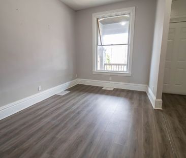 SPACIOUS 3 BEDROOM TOWNHOUSE IN HAMILTON!!! - Photo 1