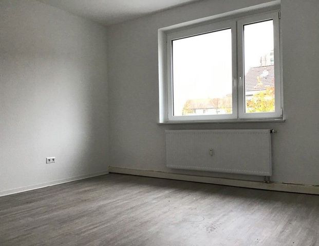 Sehr schön geschnittene 2-Raum-Wohnung mit Balkon und Wohnküche in Stadtlage! - Photo 1