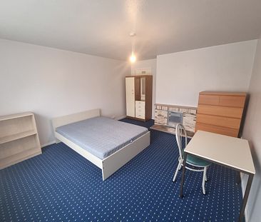 5 Bed Student Accommodation - Photo 3