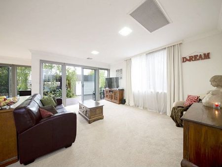 Spacious Family Home a Stroll From the Beach. - Photo 5