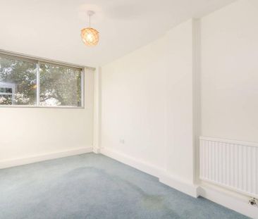 3 bedroom flat to rent - Photo 4