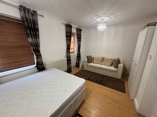 1 Bed Flat, Kensington Close, N11 - Photo 1