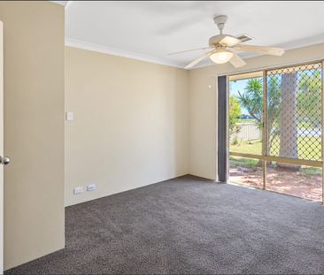 Spacious 4-Bedroom Family Home Opposite Beautiful Parkland! - Photo 4