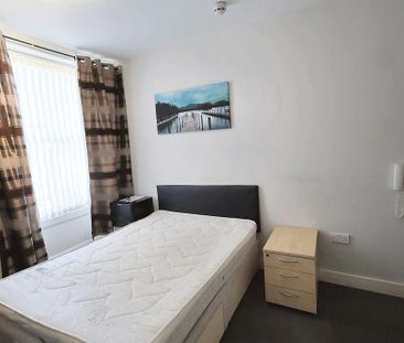 1 bedroom in a house share to rent - Photo 3