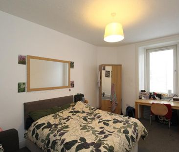 3 bedroom flat to rent - Photo 3