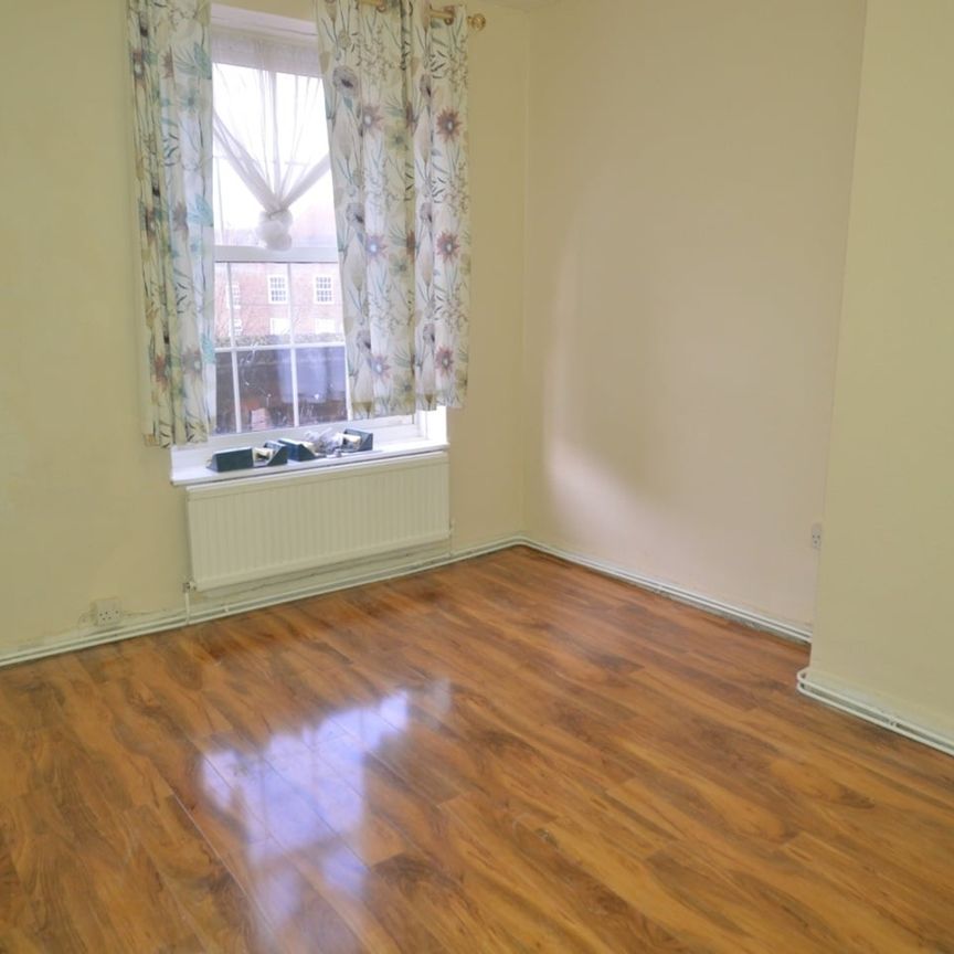 4 Bed Flat, Monkton House, E5 - Photo 1