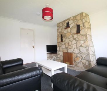 4 bedroom semi-detached house to rent - Photo 4