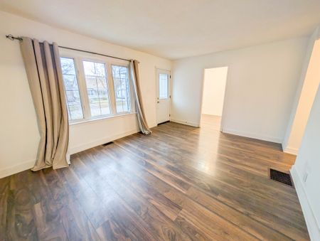 2 Bedroom House with Fully Finished Basement in St. Catharines! - Photo 3